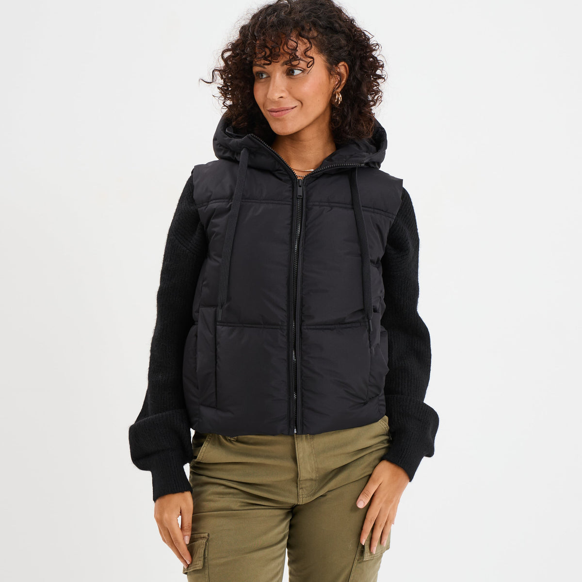 Doudoune rembourrée sans manches capuche noir femme - 1
